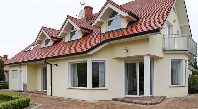 widok od strony ogrodu na luksusową rezydencję w Bolesławcu do sprzedaży
