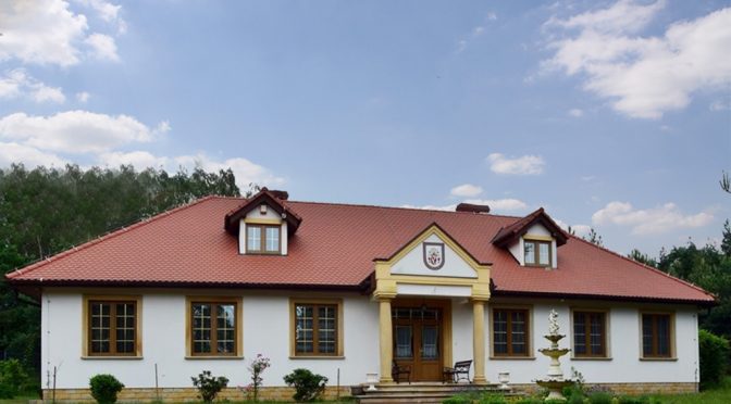 na zdjęciu front luksusowej rezydencji do sprzedaży w okolicy Bolesławca