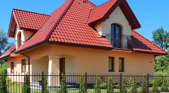 widok od strony ulicy na luksusową rezydencję do sprzedaży nad morzem