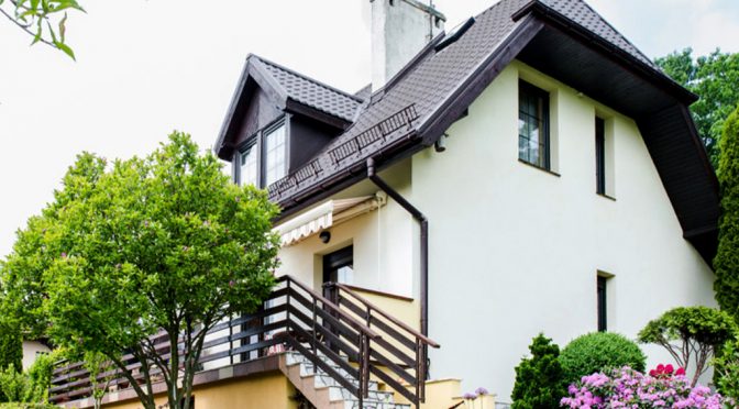 front ekskluzywnej rezydencji do sprzedaży w okolicach Wrocławia
