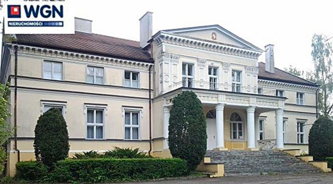 widok od frontu na reprezentacyjne wejście do luksusowej rezydencji na sprzedaż w Borach Tucholskich