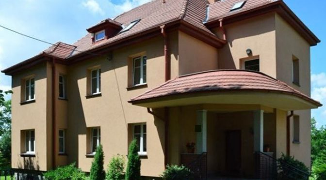 front luksusowej rezydencji do sprzedaży w okolicach Wałbrzycha