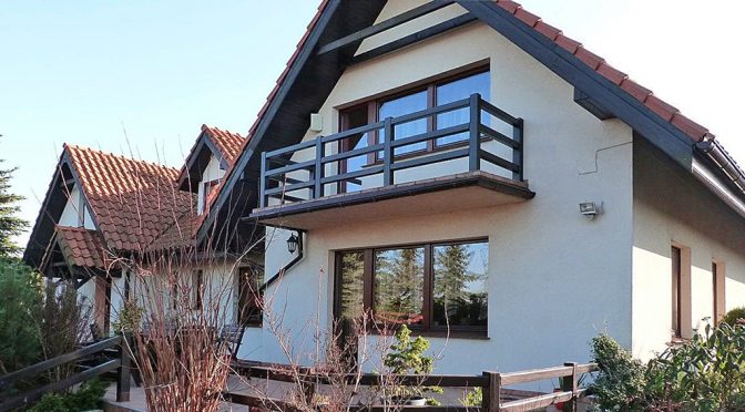 widok od strony tarasu na ekskluzywną rezydencję do sprzedaży w okolicach Ostrowa Wielkopolskiego