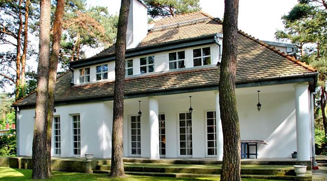 widok z tyłu na luksusową rezydencję do sprzedaży w okolicy Warszawy
