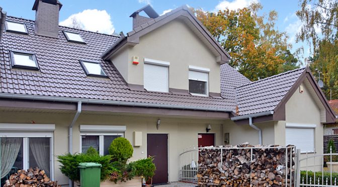 widok od strony ogrodu na ekskluzywną rezydencję nad morzem do sprzedaży