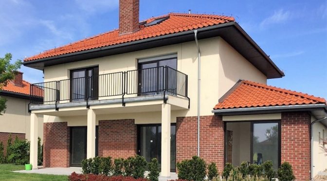widok od frontu na luksusową rezydencję do sprzedaży w okolicach Wrocławia