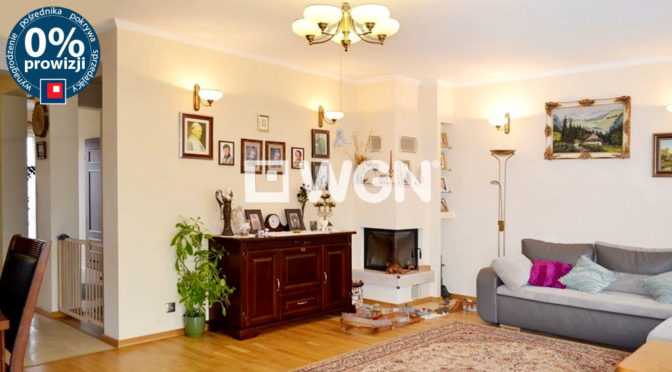 stylowy salon z kominkiem w ekskluzywnej rezydencji do sprzedaży w Bolesławcu