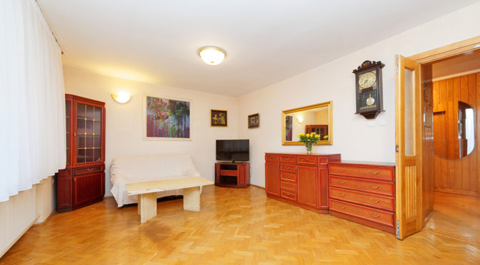 przestronne wnętrze salonu w ekskluzywnej rezydencji do sprzedaży w Tarnowie