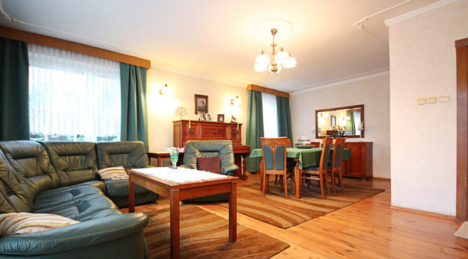 przestronne wnętrze komfortowego salonu w luksusowej rezydencji do sprzedaży w Szczecinie