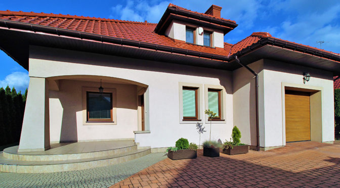 widok od frontu na ekskluzywną rezydencję do wynajęcia w Krakowie