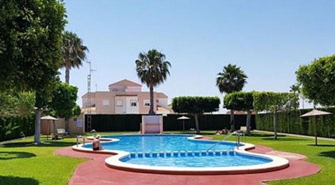 widok od strony basenu i ogrodu na luksusową rezydencję do sprzedaży Hiszpania (Costa Blanca, Torrevieja)