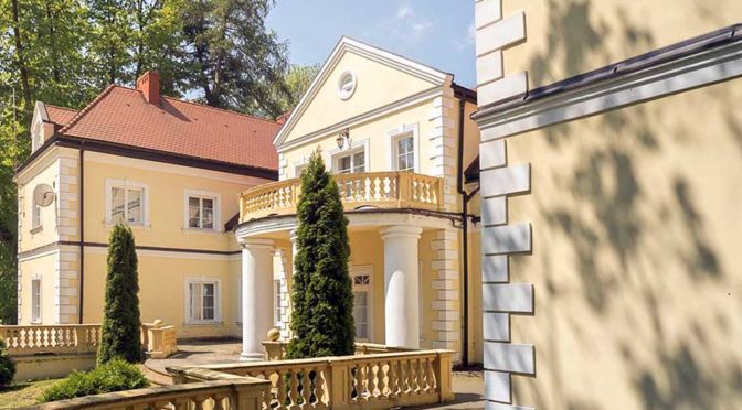 reprezentacyjne wejście do ekskluzywnego pałacu na sprzedaż w województwie śląskim