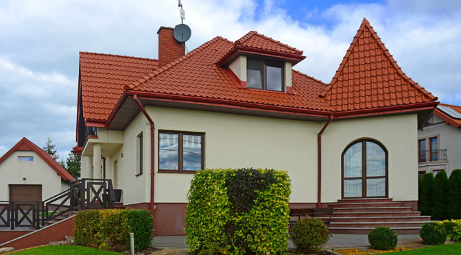 widok od strony ogrodu na luksusową rezydencję do sprzedaży Mazury