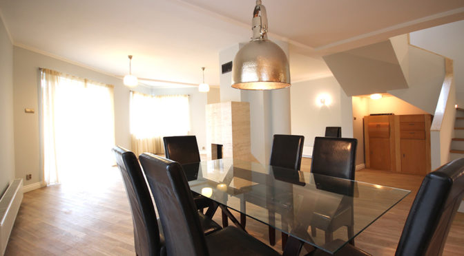 klasyczny i elegancki salon w ekskluzywnym apartamencie do sprzedaży Szczecin (okolice)
