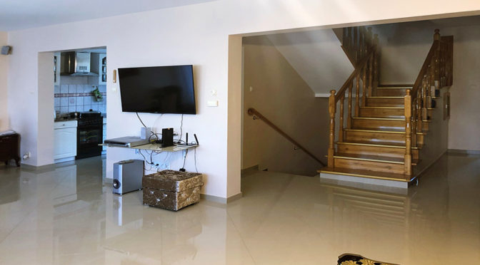 prestiżowy salon ze schodami na górny poziom w luksusowej rezydencji do sprzedaży Gorzów Wielkopolski