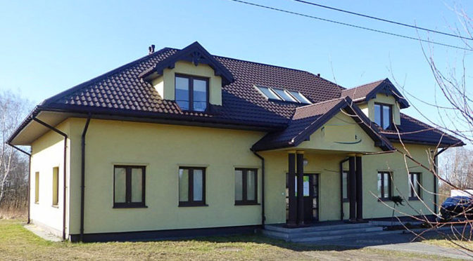 widok od strony ulicy i reprezentacyjne wejście do ekskluzywnej rezydencji do wynajęcia Piotrków Trybunalski