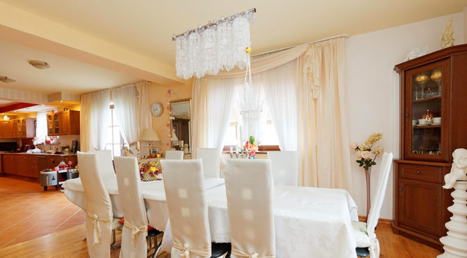 elegancki salon i jadalnia w luksusowej rezydencji do sprzedaży Tarnów (okolice)