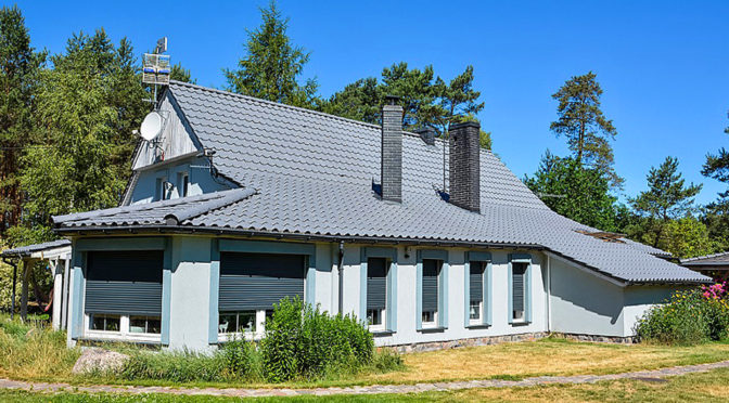 widok od strony ogrodu na ekskluzywną rezydencję na sprzedaż Piła (okolice)