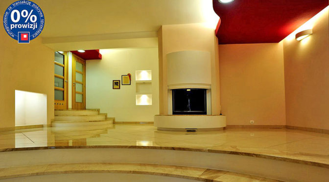 komfortowy salon z kominkiem w ekskluzywnej rezydencji do sprzedaży Olsztyn