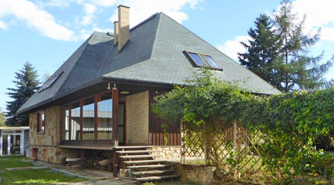 widok od strony działki na luksusową rezydencję od sprzedaży Piotrków Trybunalski