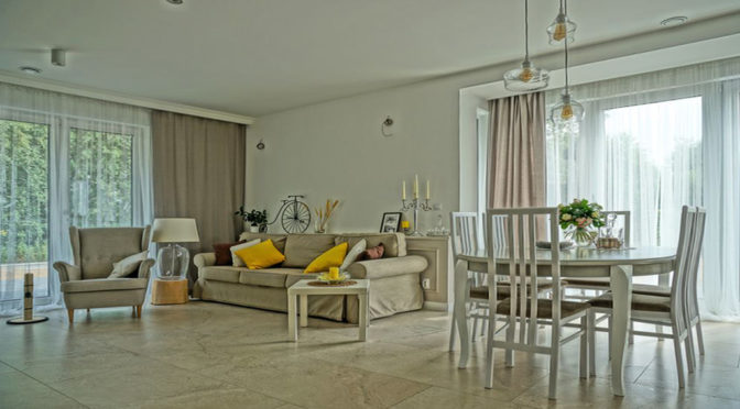 zaprojektowany w stylu klasycznym salon w ekskluzywnej rezydencji na sprzedaż nad morzem