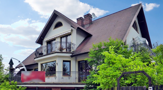 widok od frontu na ekskluzywną rezydencję do sprzedaży Warszawa
