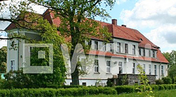 widok od strony ogrodu na luksusową rezydencją na sprzedaż Koszalin (okolice)