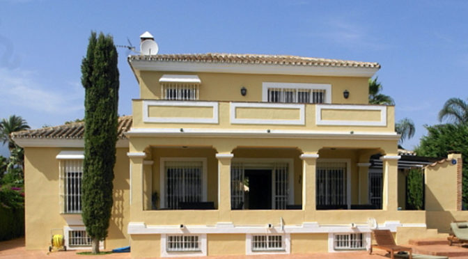 widok od strony basenu na luksusową rezydencję na sprzedaż Hiszpania (Costa del Sol, Malaga)