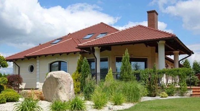 widok od strony ogrodu na luksusową rezydencję na sprzedaż Toruń (okolice)