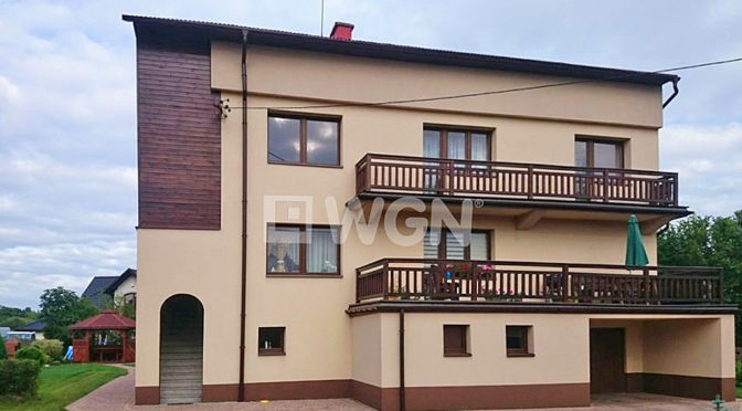 rzut od strony wejścia do luksusowej rezydencji na sprzedaż Częstochowa (okolice)