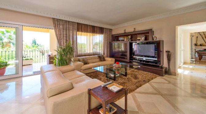 nowoczesny salon w luksusowej rezydencji na sprzedaż Hiszpania (Costa del Sol Marbella)
