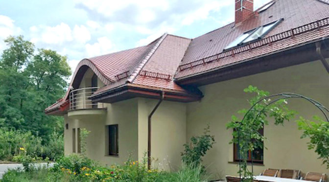 widok na reprezentacyjne wejście z kolumnami do luksusowej rezydencji na sprzedaż Wieluń