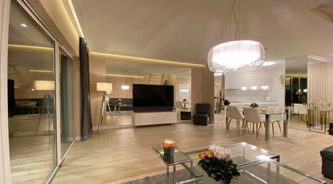 imponujące bogactwem i przepychem luksusowe wnętrze salonu w ekskluzywnej rezydencji na wynajem Szczecin (okolice)
