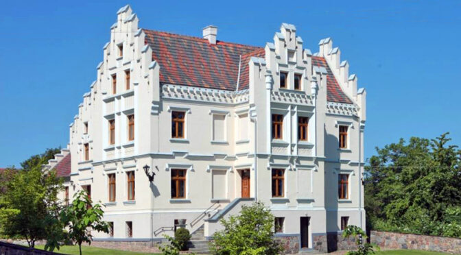 imponująca rozmachem i bogactwem bryła luksusowej rezydencji do sprzedaży Wrocław (okolice)