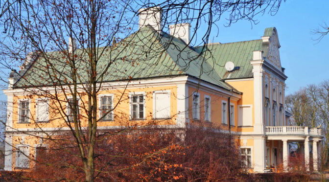 widok z boku na prestiżową bryłę ekskluzywnego pałacu do sprzedaży Poznań