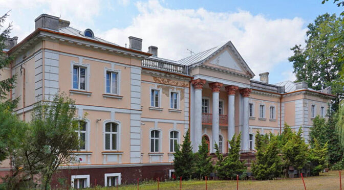 reprezentacyjne wejście do ekskluzywnego pałacu na sprzedaż Wielkopolska