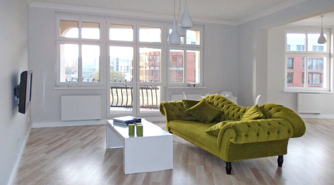 eleganckie i stylowe wnętrze salonu w luksusowym apartamencie na wynajem Poznań