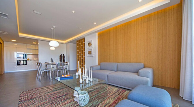 nowocześnie oświetlony salon w ekskluzywnym apartamencie do sprzedaży Hiszpania (Costa Blanca Cumbre Del Sol)