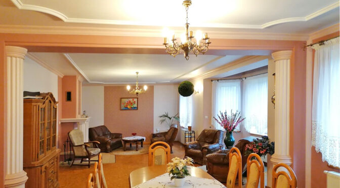 eleganckie wnętrze salonu w luksusowej rezydencji na sprzedaż Głogów (okolice)