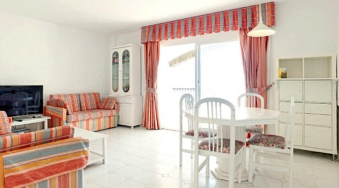 utrzymane w jasnych kolorach wnętrze ekskluzywnego apartamentu na sprzedaż Hiszpania (Costa Del Sol, Malaga)
