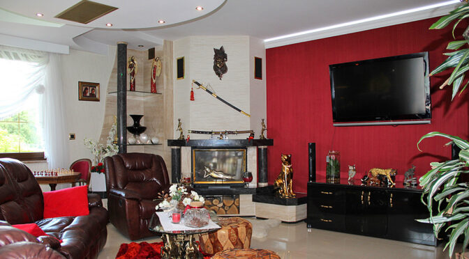 stylowy kominek w salonie ekskluzywnej rezydencji na sprzedaż Trzebinia