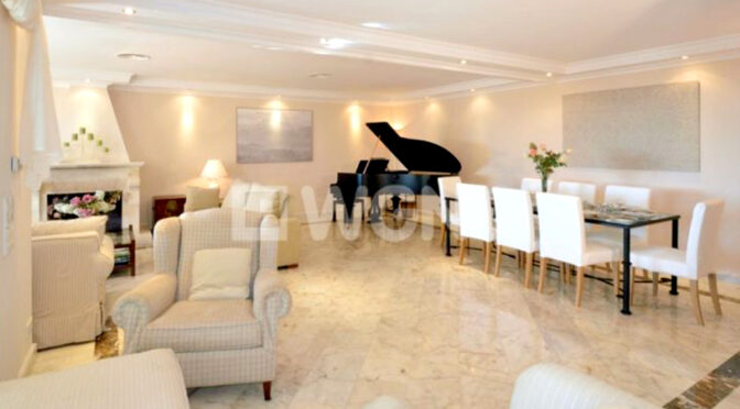 stylowy pokój gościnny z fortepianem w luksusowej rezydencji do sprzedażyHiszpania (Costa Del Sol Malaga)