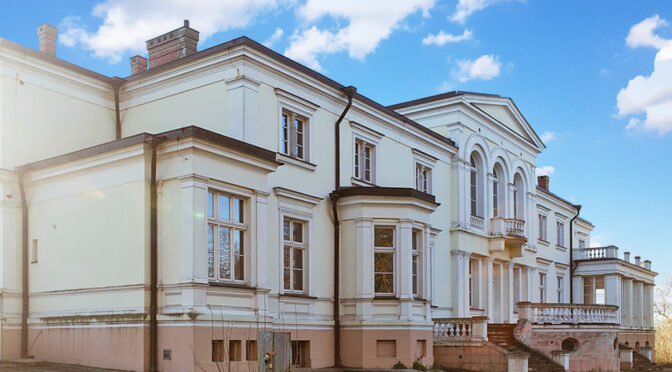 widok z boku na luksusowy pałac do sprzedaży Wielkopolska