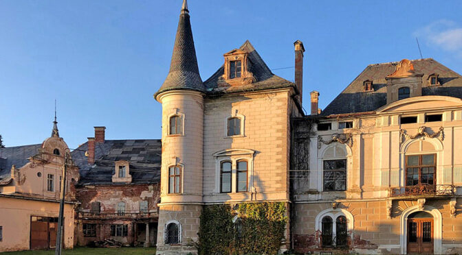przepiękna i monumentalna architektura oferowanego do sprzedaży luksusowego pałacu Dolny Śląsk