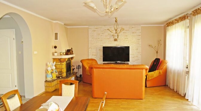 kameralny pokój dzienny z kominkiem w ekskluzywnej rezydencji na sprzedaż Częstochowa (okolice)