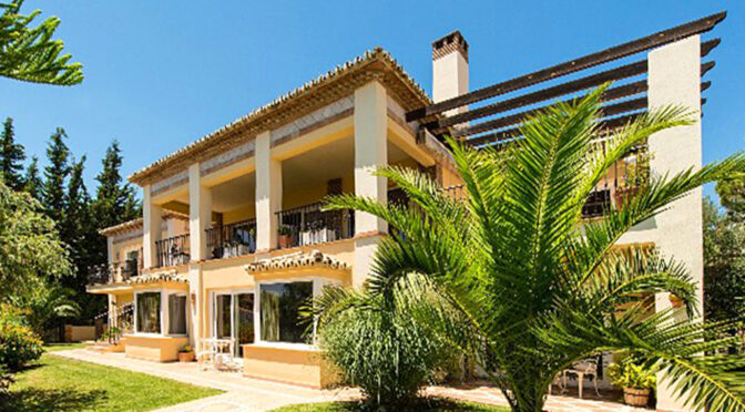 widok od tyłu na ekskluzywną rezydencję na sprzedaż Hiszpanii (Costa del Sol, Marbella)