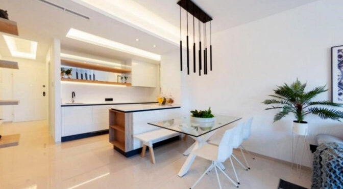 widok z salonu na aneks kuchenny w luksusowym apartamencie na sprzedaż Hiszpania (Guardamar Del Segura)