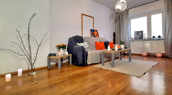 stylowe wnętrze pokoju gościnnego w ekskluzywnym apartamencie na sprzedaż Legnica (okolice)