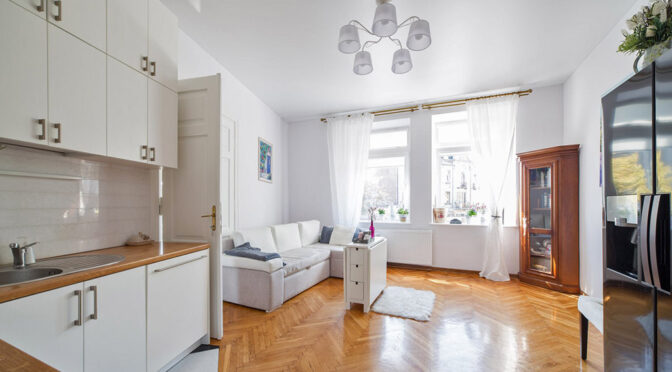 elegancki pokój gościnny w luksusowym apartamencie na sprzedaż Radomsko