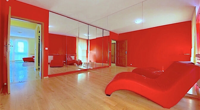 odważna kolorystyka salonu w luksusowym apartamencie do wynajęcia Szczecin